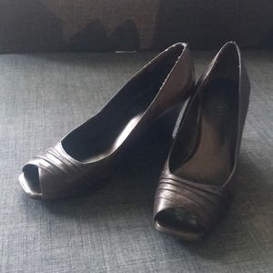 Nine West. Brown leather wood wedges Peep toe 7.5